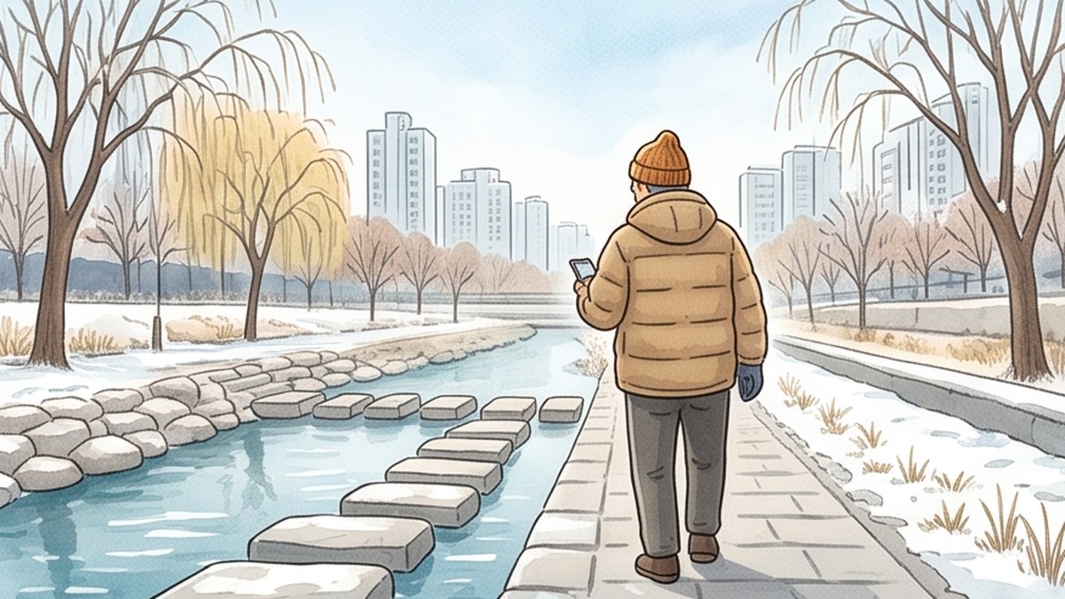 겨울 아침 도심 개천 옆 돌길을 걷는 할아버지를 그린 수채화