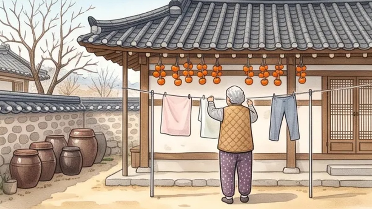 곶감이 걸린 시골집 마당에서 빨래를 너는 할머니의 뒷모습을 그린 초겨울 수채화