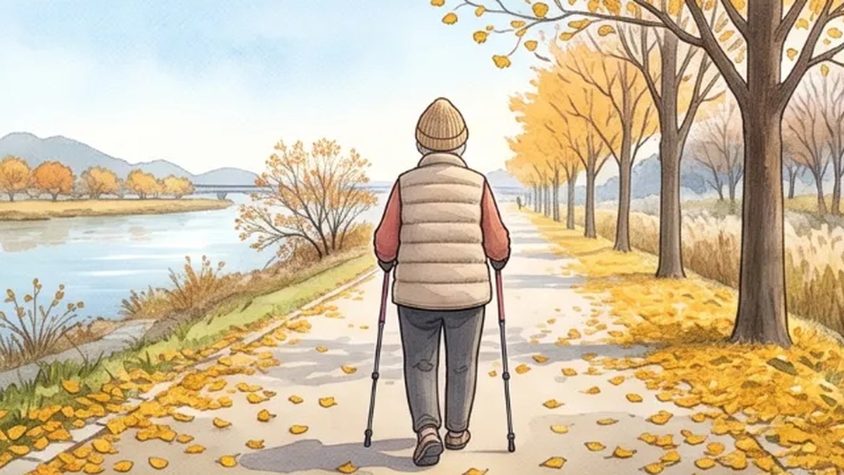 노란 은행잎이 떨어진 늦가을 강변 산책길을 양손에 지팡이를 짚고 걸어가는 할머니를 멀리서 그린 수채화