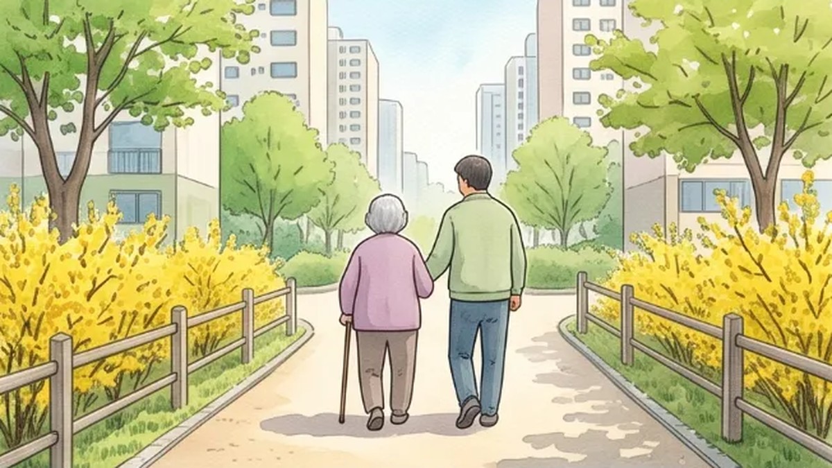 봄날 아파트 단지 산책로를 천천히 걷는 어르신과 그 곁에서 보조를 맞추는 자녀의 뒷모습을 멀리서 그린 수채화