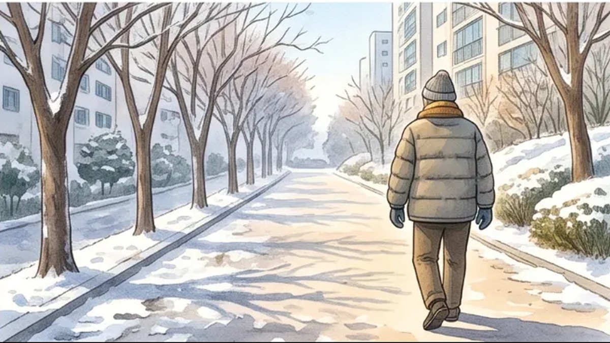 눈이 살짝 내린 겨울 아파트 단지 산책길을 두꺼운 외투와 모자, 장갑을 갖추고 해가 드는 쪽으로 조심히 걷는 할아버지를 멀리서 그린 수채화